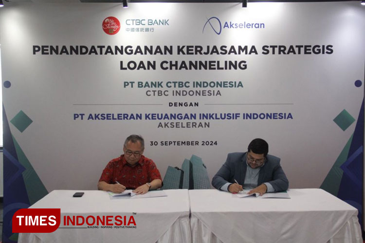 Presiden Direktur Bank CTBC Indonesia, Iwan Satawidinata dan Direktur Utama Akseleran, Christoper Joutua melakukan penandatanganan kerja sama loan channeling di Jakarta, Senin (30/9/2024). (Foto: Dok.CTBC)