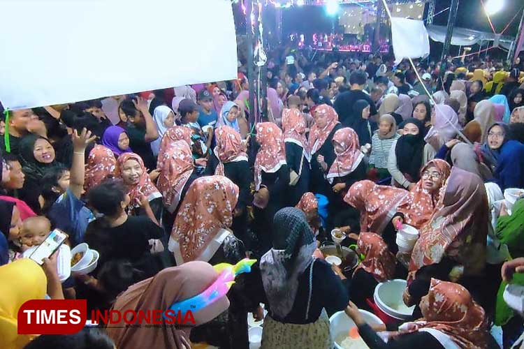Sedekah Bumi di Sidowungu Gresik Bagikan  3 Ton Ayam, 30 Menit Habis