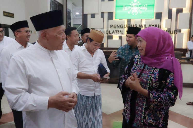 Disambut Hangat Ulama PWNU Jatim, Khofifah-Emil Diskusi Pendidikan Keumatan Kebangsaan