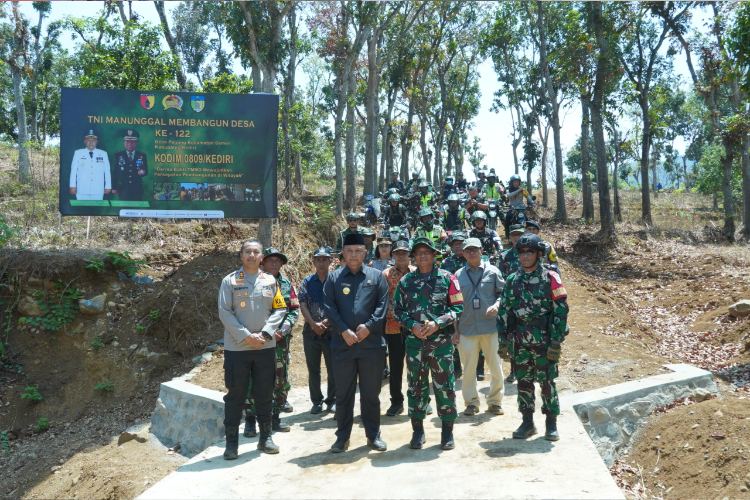 Pjs Bupati Kediri Bersama TNI serta POLRI saat kegiatan pembukaan TMMD ke-122 (Canda Adisurya/TIMES Indonesia)