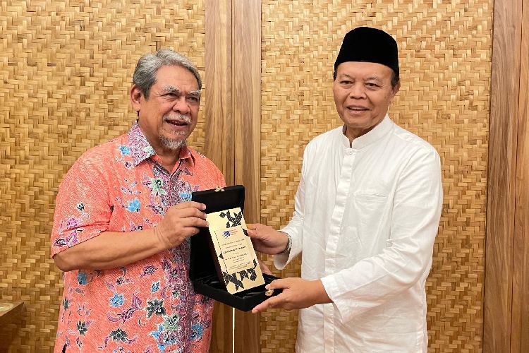 Hidayat Nur Wahid Mendapat Penghargaan Legislator Negarawan 