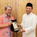 Hidayat Nur Wahid Mendapat Penghargaan Legislator Negarawan 