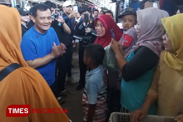 Sambangi Ratusan Pedagang, Cagub Jateng Ahmad Lutfi Blusukan Ke Pasar Comal Pemalang