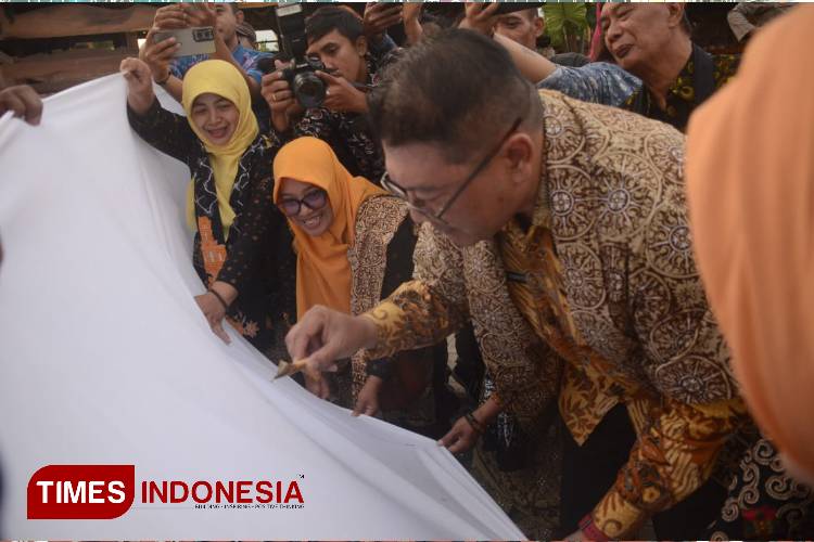 Gelaran Hari Batik, Bedhaya Kendedes Kenalkan Motif Candi Patma dan Cakra Baswara