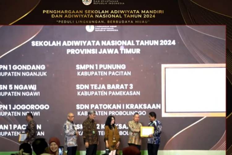 Bikin Bangga, SMAN 1 Pacitan Raih Penghargaan Sekolah Adiwiyata Nasional