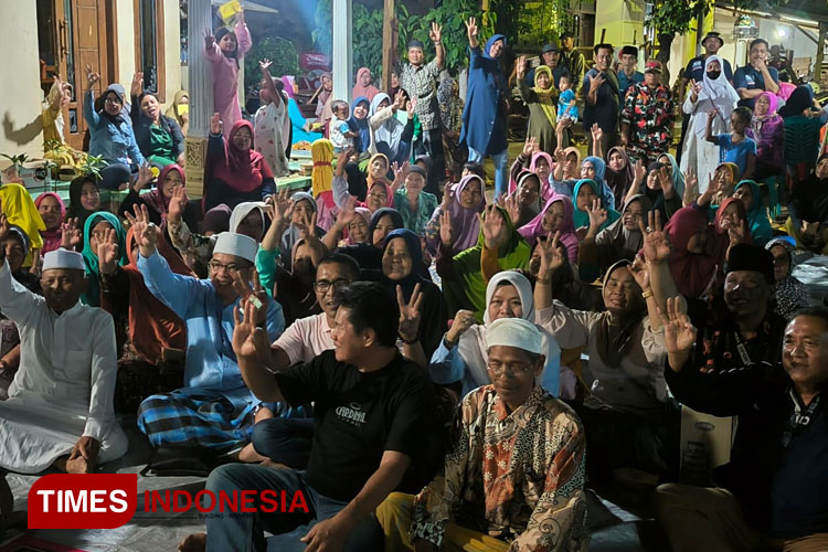 Paslon Nomor 3 Pilkda Kota Probolinggo, Dokter Aminuddin - Ina Dwi Lestari, bersama para pendukungnya. (Foto: Sri Hartini/TIMES Indonesia)