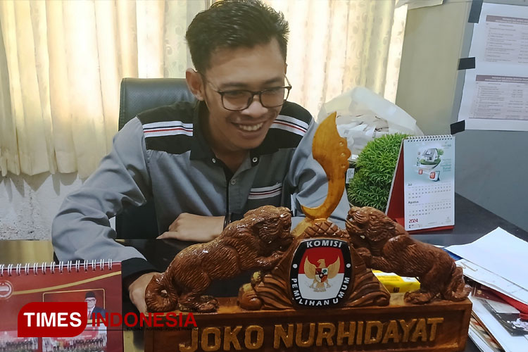 Joko Nurhidayat dari divisi teknis Penyelenggaraan KPU Kota Banjar ungkap besaran angka saldo LADK paslon. (FOTO: Susi/TIMES Indonesia)