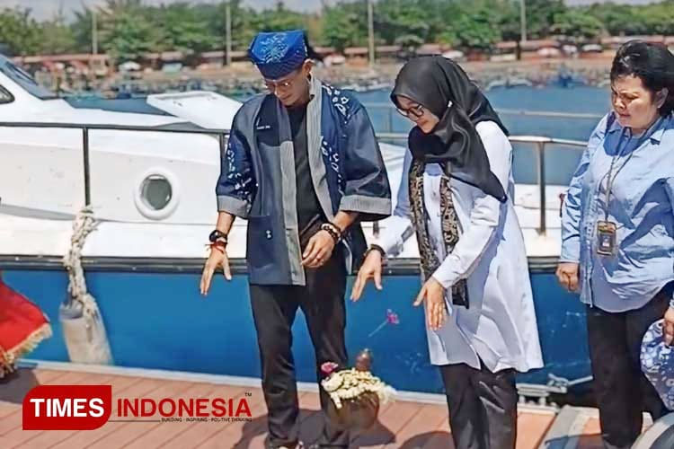 Menparekraf, Sandiaga Salahuddin Uno dengan didampingi Bupati Banyuwangi, Ipuk Fiestiandani Azwar Anas meresmikan kapal cepat via Boom Marina Banyuwangi ke Bali Barat dan Bali Utara. (FOTO: Dok. TIMES Indonesia)