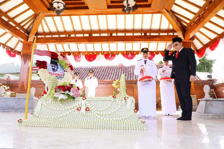 Jelang HUT ke-79 Provinsi Jatim, Pj Gubernur Adhy Ziarah ke Makam Gubernur Soerjo