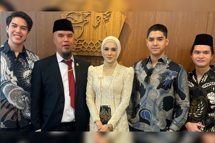 Pasangan suami istri berlatar berlakang artis, Ahmad Dhani dan Mulan Jamella berfoto bersama usai pelantikan anggota DPR RI. (FOTO; Instagram/@alghazali)
