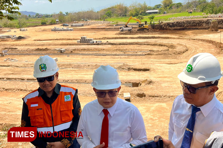Pj. Gubernur Jatim, Adhy Karyono bersama Forkopimda Magetan saat meninjau pembangunan sirkuit di Magetan. (FOTO: Aditya Candra/TIMES Indonesia)