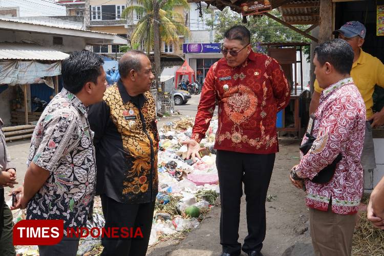 Respon Keluhan, Plt Bupati Malang Minta Masalah Sampah Pasar Dampit Diselesaikan