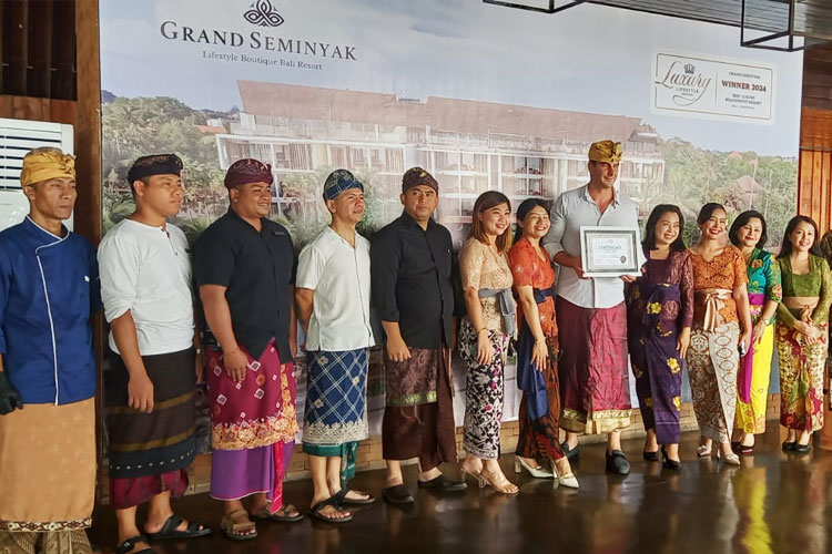 Igor Raicevic, General Manager Grand Seminyak didampingi Arlagan (Director of Marketing & Communication), Komang Puspawati (Director of Food & Beverage saat memperlihatkan sertifikat penghargaannya. (FOTO: Dok Grand Seminyak Bali)