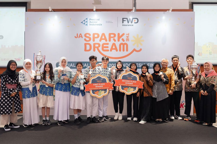 Para pemenang JA SparktheDream Social Challenge 2024 Indonesia Final. (Foto: Dok.FWD Insurance)