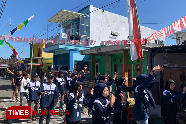 Mahasiswa KSM-T Unisma Malang ikut serta memeriahkan lomba memperingati HUT RI Ke-79. (FOTO: AJP TIMES Indonesia)