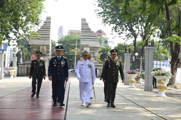 Sambut HUT TNI ke-79, Kasdam V Brawijaya Ziarah ke Makam Pahlawan 