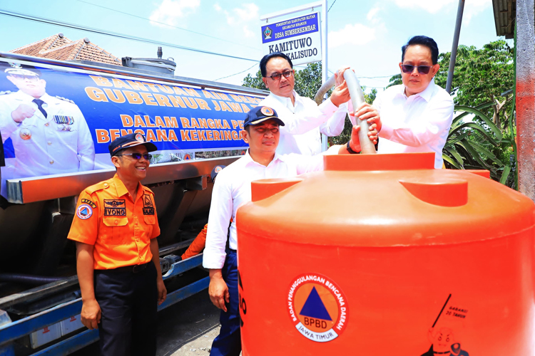 Pj Gubernur Adhy Salurkan Air Bersih ke Dua Desa Terdampak Kemarau di Kabupaten Blitar 