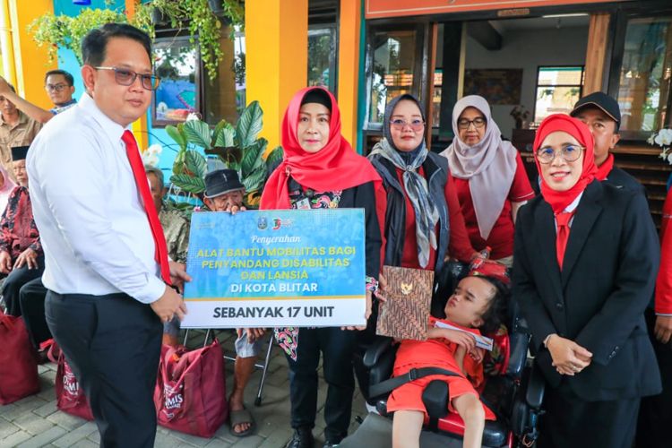 Salurkan Alat Bantu Mobilitas, Pj Gubernur Adhy Juga Membatik Bersama Anak Disabilitas 