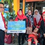 Salurkan Alat Bantu Mobilitas, Pj Gubernur Adhy Juga Membatik Bersama Anak Disabilitas 