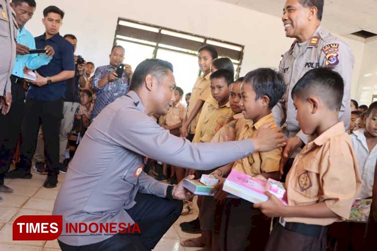 Momen Jumat Curhat, Kapolres Sumba Timur Temui Anak-anak SD Masehi Desa Kamanggih