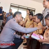 Momen Jumat Curhat, Kapolres Sumba Timur Temui Anak-anak SD Masehi Desa Kamanggih