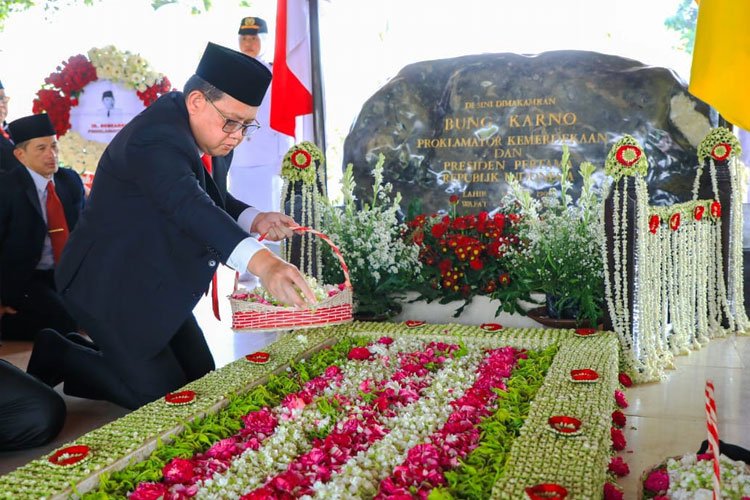 Jelang Hari Jadi ke-79 Provinsi Jatim, Pj Gubernur Ziarah di Makam Bung Karno 