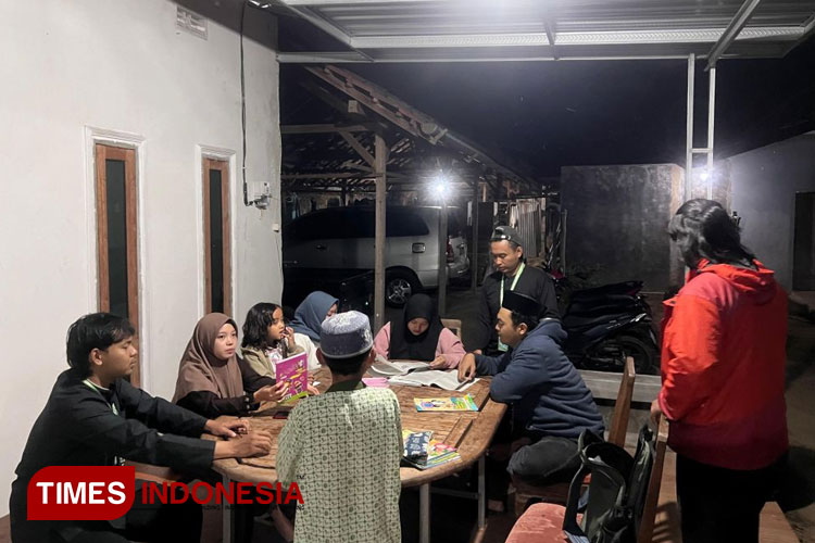 Kegiatan bimbingan belajar bersama Mahasiswa KSM-T Unisma Malang. (FOTO: AJP TIMES Indonesia)