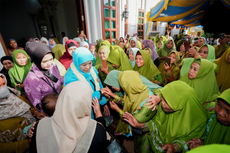 Bersama Gus Reza Lirboyo, Khofifah Hadiri Muludan NU Muslimat Fatayat Bangkalan