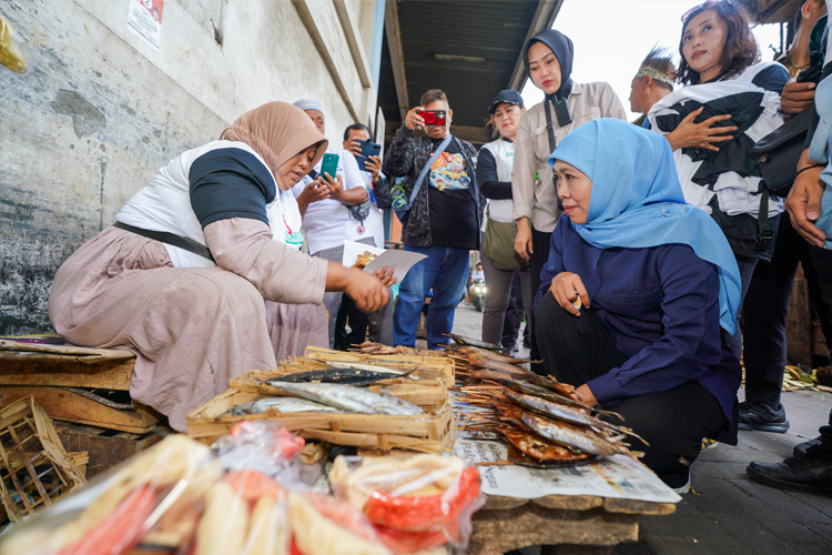 Dicurhati Pedagang Pasar Wonokromo, Khofifah: Pasar Tradisional Harus Tersentuh Transformasi Digital