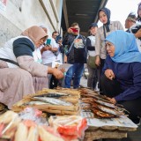 Dicurhati Pedagang Pasar Wonokromo, Khofifah: Pasar Tradisional Harus Tersentuh Transformasi Digital