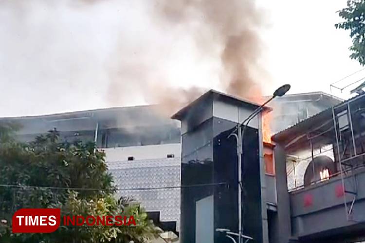 Lif Milik Pemkot Surabaya Terbakar, Diduga Konsleting Listrik.