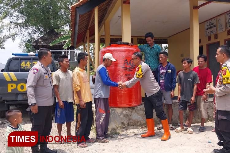 Jauh dari Sumber Air Bersih, Polsek Majalengka Beri Bantuan Torn Penampungan Air untuk Warga