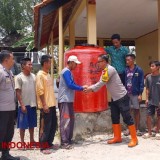 Jauh dari Sumber Air Bersih, Polsek Majalengka Beri Bantuan Torn Penampungan Air untuk Warga