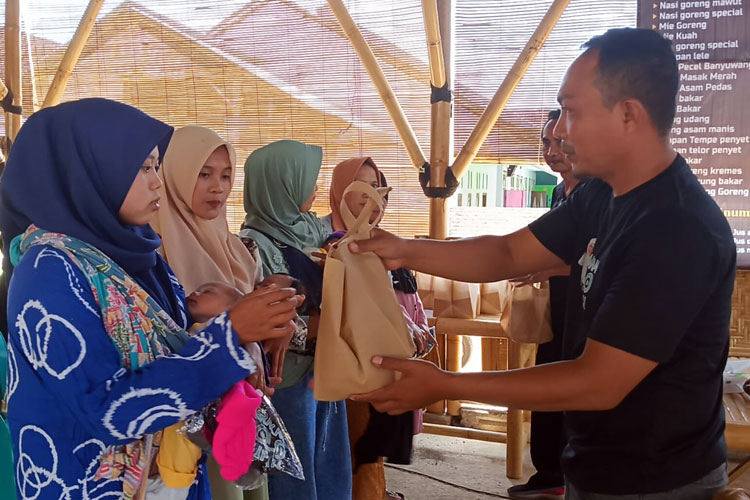 Aksi Nyata Gerakan Bolo Khofifah Beri Ratusan Paket Makan Tambahan ke Warga