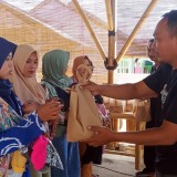 Aksi Nyata Gerakan Bolo Khofifah Beri Ratusan Paket Makan Tambahan ke Warga