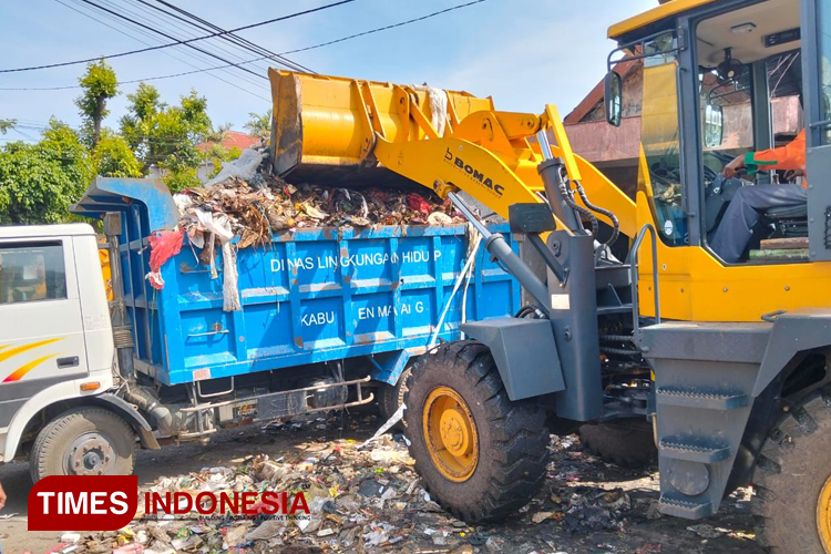 Tumpukan Sampah Sudah Terangkut 13 Truk, TPS Pasar Dampit Lebih Ditertibkan