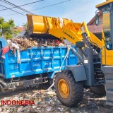 Tumpukan Sampah Sudah Terangkut 13 Truk, TPS Pasar Dampit Lebih Ditertibkan