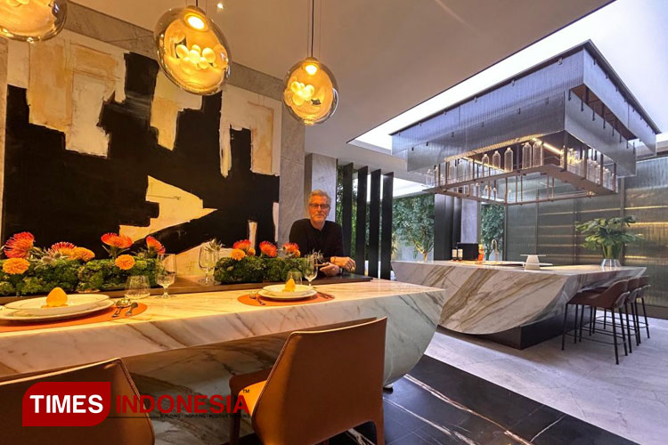 Konsep Skyline Paradise karya Thomas Elliot dari PAI Design tampil dalam Pameran Desain Interior Beyond Living 2024 di Atrium Pakuwon Mall Surabaya, Jumat (4/10/2024). (Foto: Lely Yuana/TIMES Indonesia)
