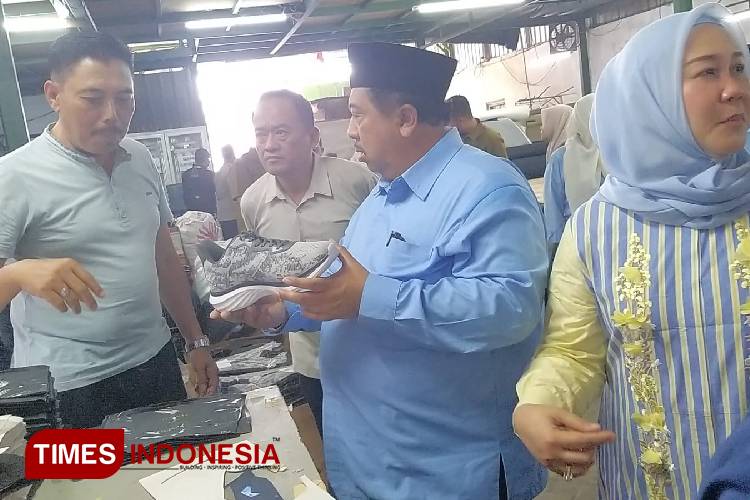 Warsubi Cabup Jombang Terharu Dibuatkan Sepatu Bertulis ‘WarSa’ Asli Produk Jombang