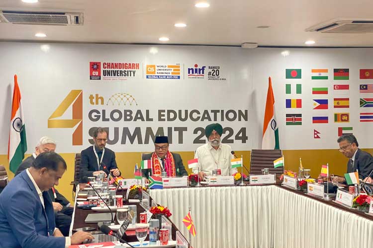 Rektor Unisma Prof Junaidi saat menjadi narasumber dalam Global Education Summit 2024 di Chandigarh University, India. (Foto: Humas Unisma)