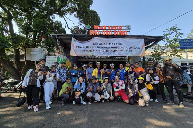 Makan, Minum, Mancal Keseruan Bersepeda Jelajah Pasar Malang