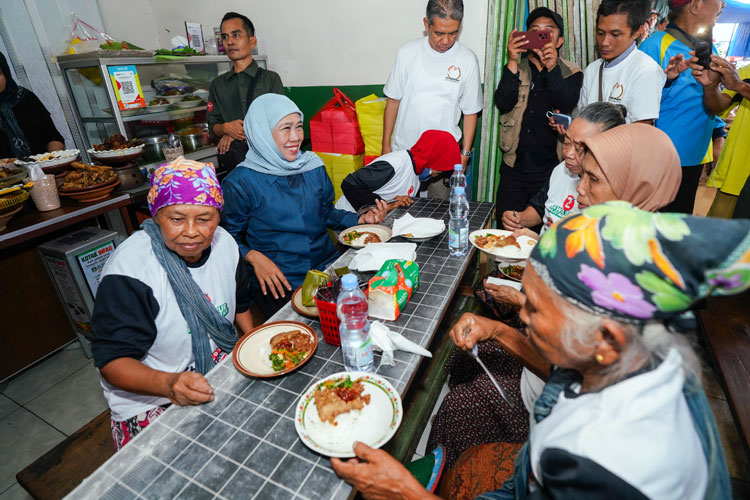 Blusukan ke Pasar Sayur Magetan, Khofifah Sarapan Bareng Buruh Gendong