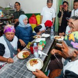 Blusukan ke Pasar Sayur Magetan, Khofifah Sarapan Bareng Buruh Gendong