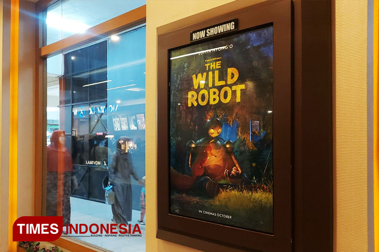 Poster The Wild Robot dipajang pada dinding salah satu bioskop di Malang, Minggu (6/10/2024). (FOTO: Khodijah Siti/TIMES Indonesia)