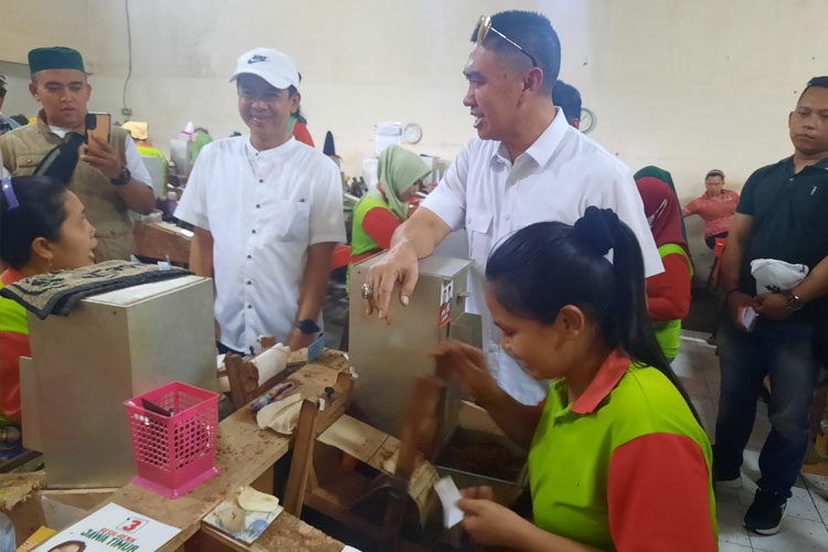 Abah Anton Obati Rasa Rindu Bertemu Ratusan Karyawan Pabrik Rokok