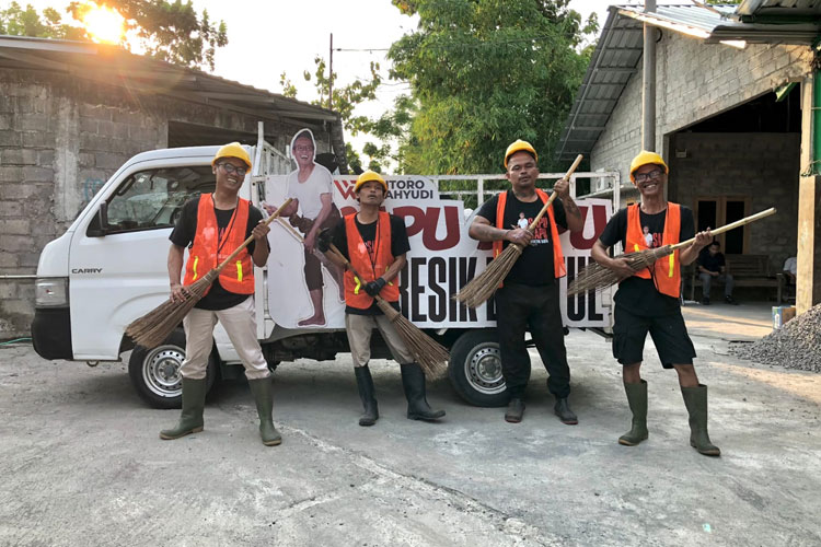 Calon Wakil Bupati Bantul Wahyudi Anggoro (paling kiri) Hadi turut melakukan bersih bersih sampah di Bantul (Foto: istimewa)