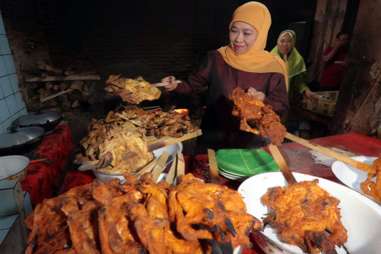 Pemberdayaan Ekonomi Melalui Kuliner Khas, Khofifah Puji Keuletan UKM Ayam Panggang Gandu Magetan