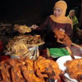 Pemberdayaan Ekonomi Melalui Kuliner Khas, Khofifah Puji Keuletan UKM Ayam Panggang Gandu Magetan