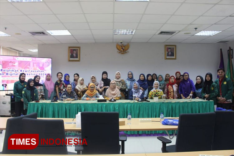 Limbah Jadi Berkah: Bersama Mahasiswa UNJ, Warga Rawamangun Ubah Minyak Jelantah Jadi Krayon Bernilai. (FOTO: dok. UNJ)
