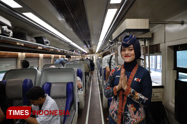 Seorang-train-attendant-PT.-KAI-2.jpg